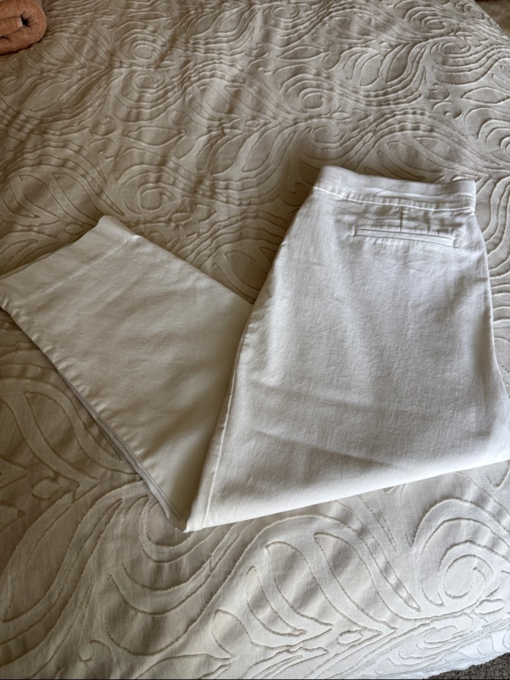 Chico's White Cropped Ankle Pants